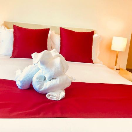 Bealey Plaza Motel Christchurch Esterno foto A bed with a red bed runner