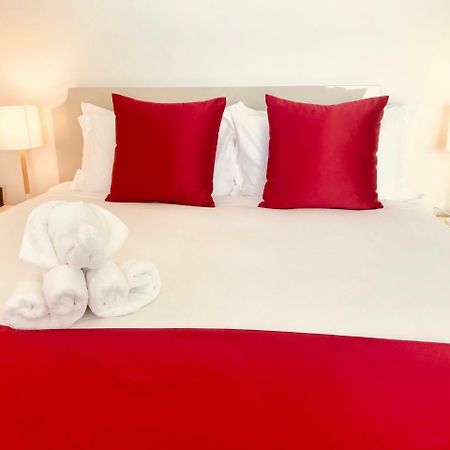 Bealey Plaza Motel Christchurch Esterno foto A bed with a red bed runner