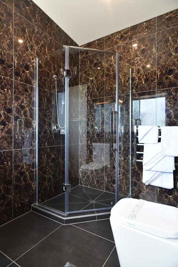Bealey Plaza Motel Christchurch Esterno foto A shower cubicle