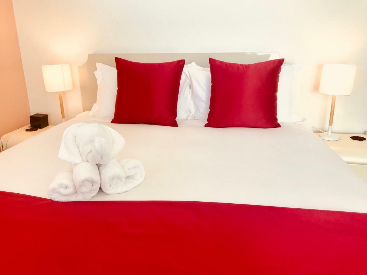 Bealey Plaza Motel Christchurch Esterno foto A bed with a red bed runner
