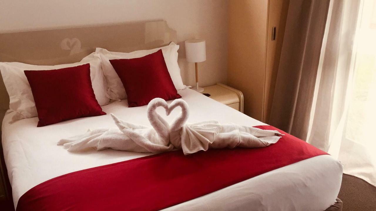 Bealey Plaza Motel Christchurch Esterno foto A bed with a heart-shaped towel