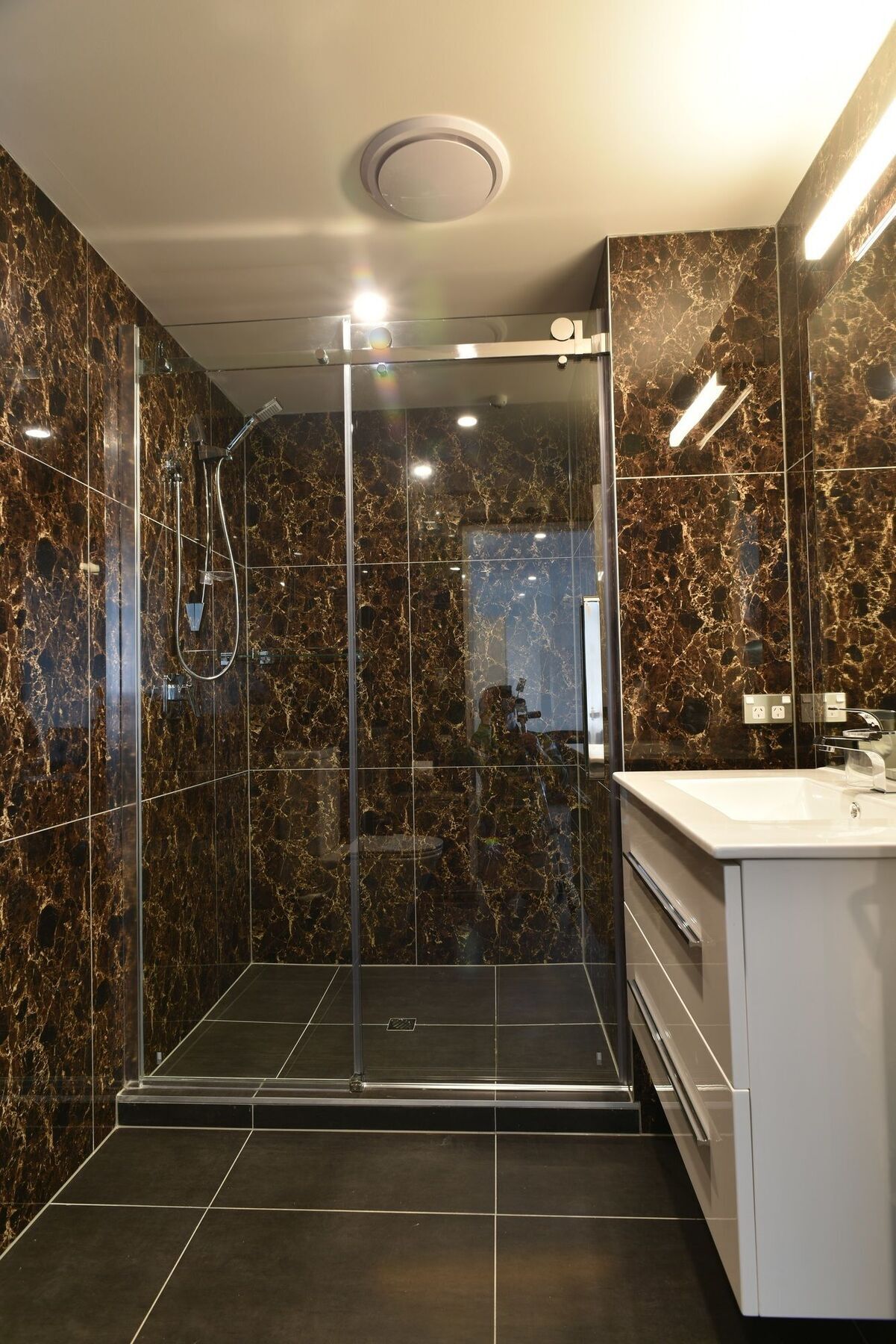 Bealey Plaza Motel Christchurch Esterno foto A shower enclosure