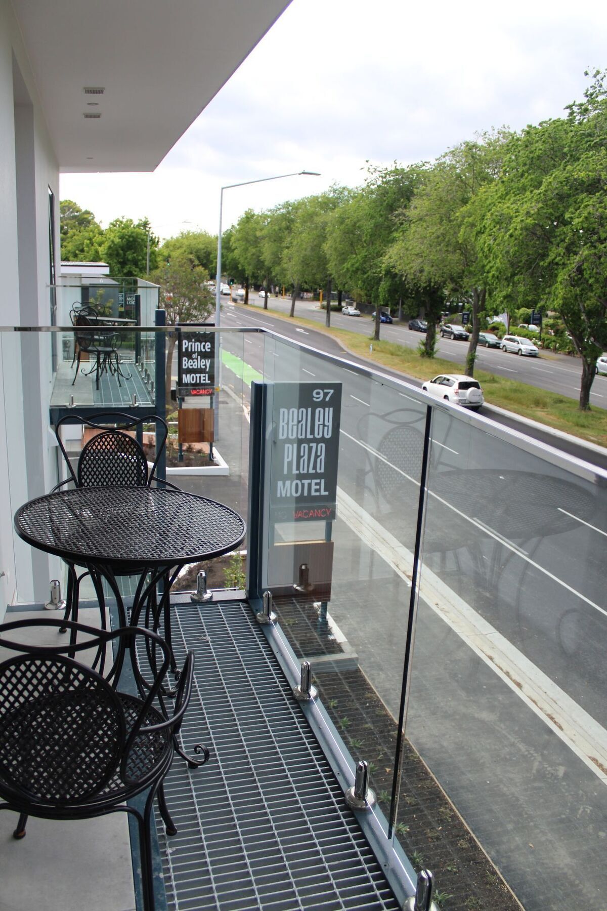 Bealey Plaza Motel Christchurch Esterno foto A balcony at a motel in New Zealand