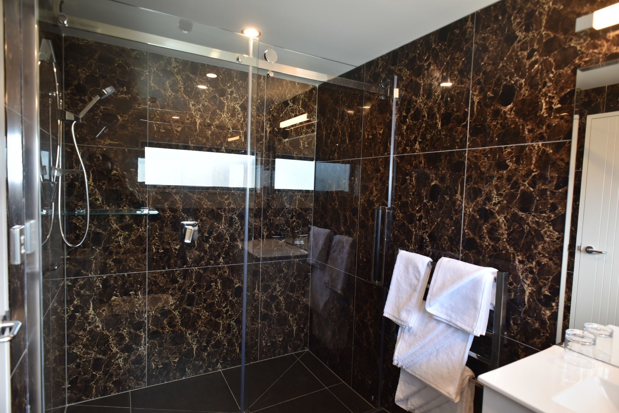 Bealey Plaza Motel Christchurch Esterno foto A shower with a sliding door